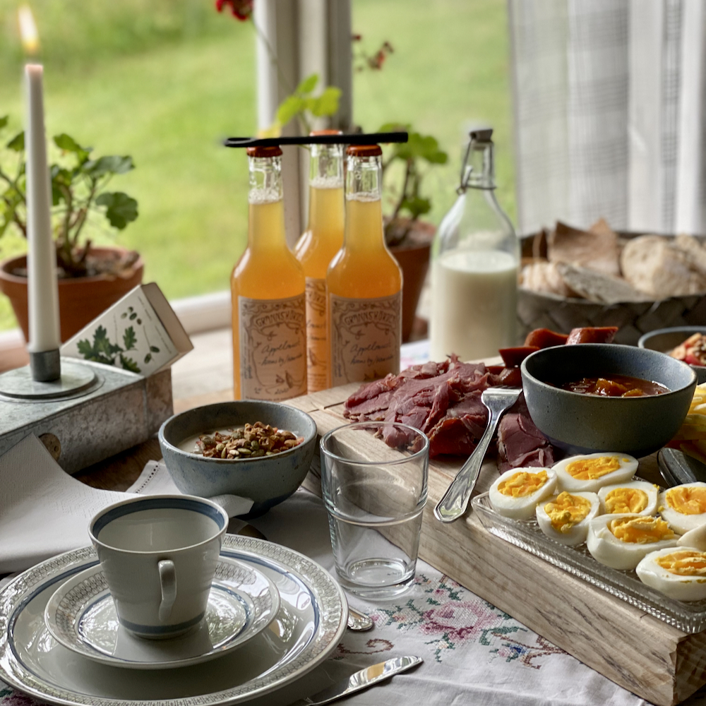 Komplettes Frühstück während einer Tour durch Småland