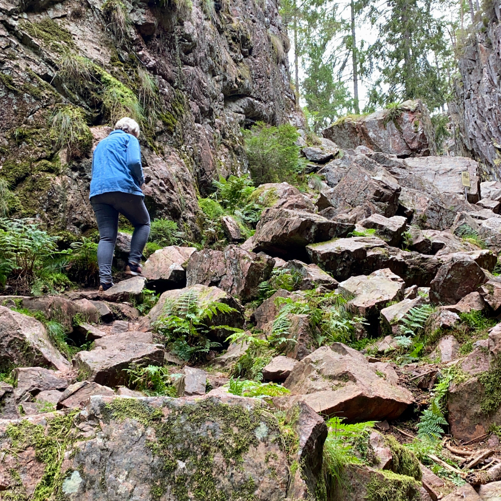 Wanderung durch die Skurugata-Schlucht Schweden