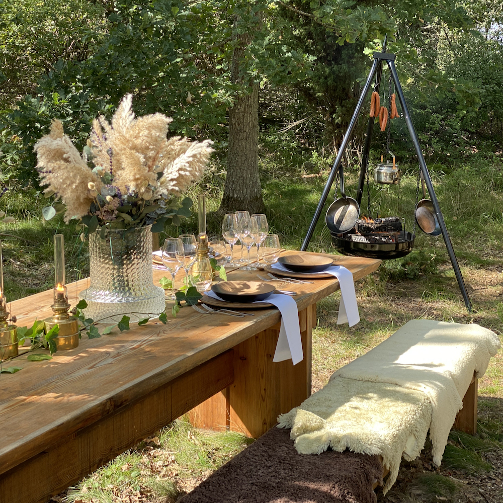 Gedeckter Tisch mit Blumen und Pelzen