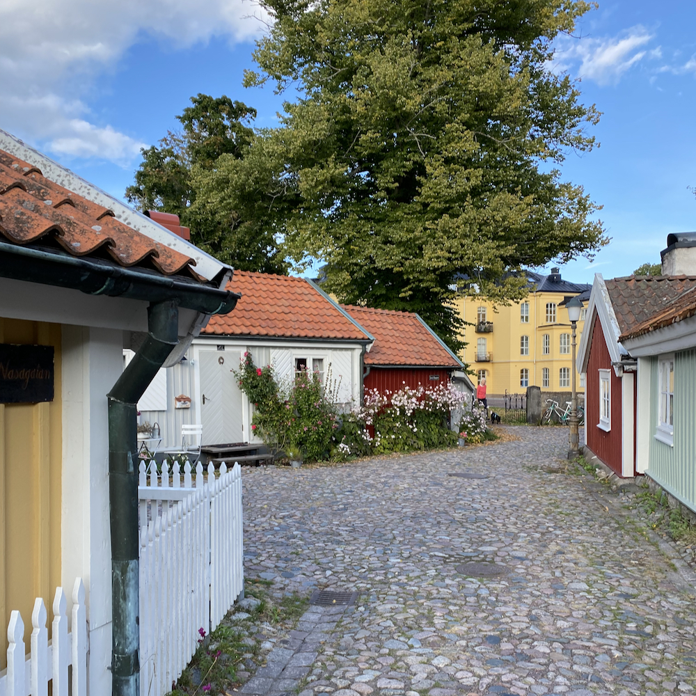 Malerische schwedische Ferienhäuser mit Kieselweg in Kalmar