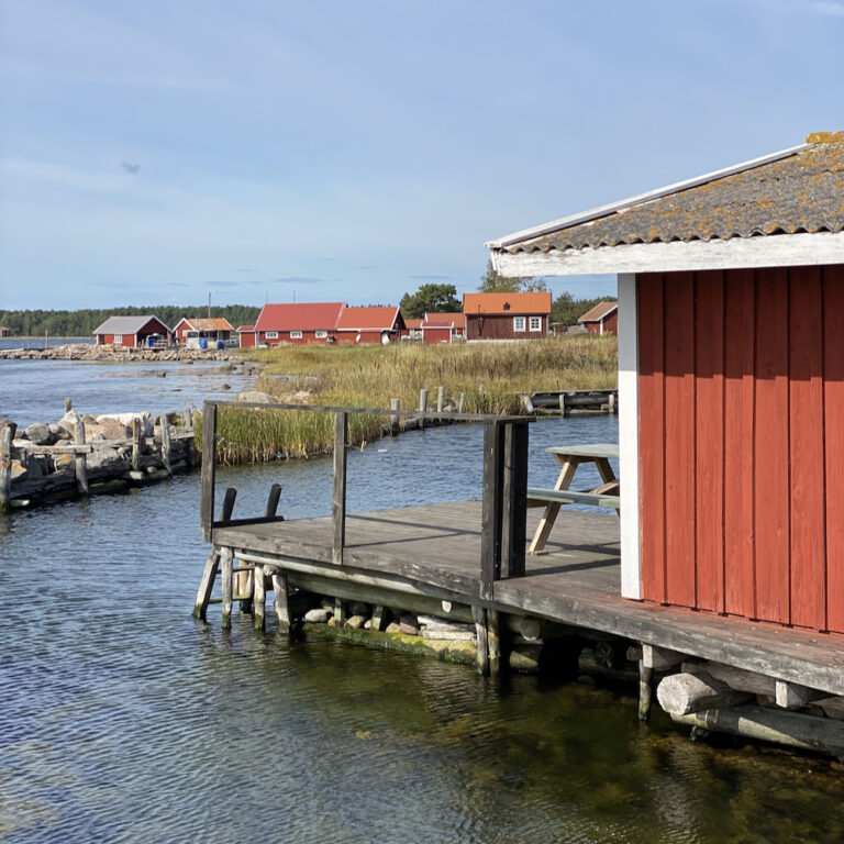 Typisches rotes schwedisches Ferienhaus auf Hasselö