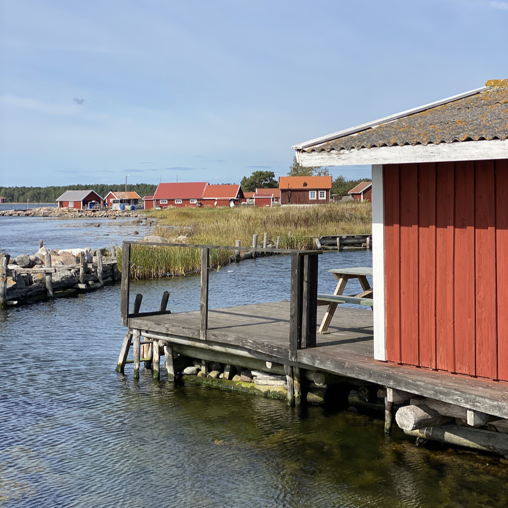 Typisches rotes schwedisches Ferienhaus auf Hasselö