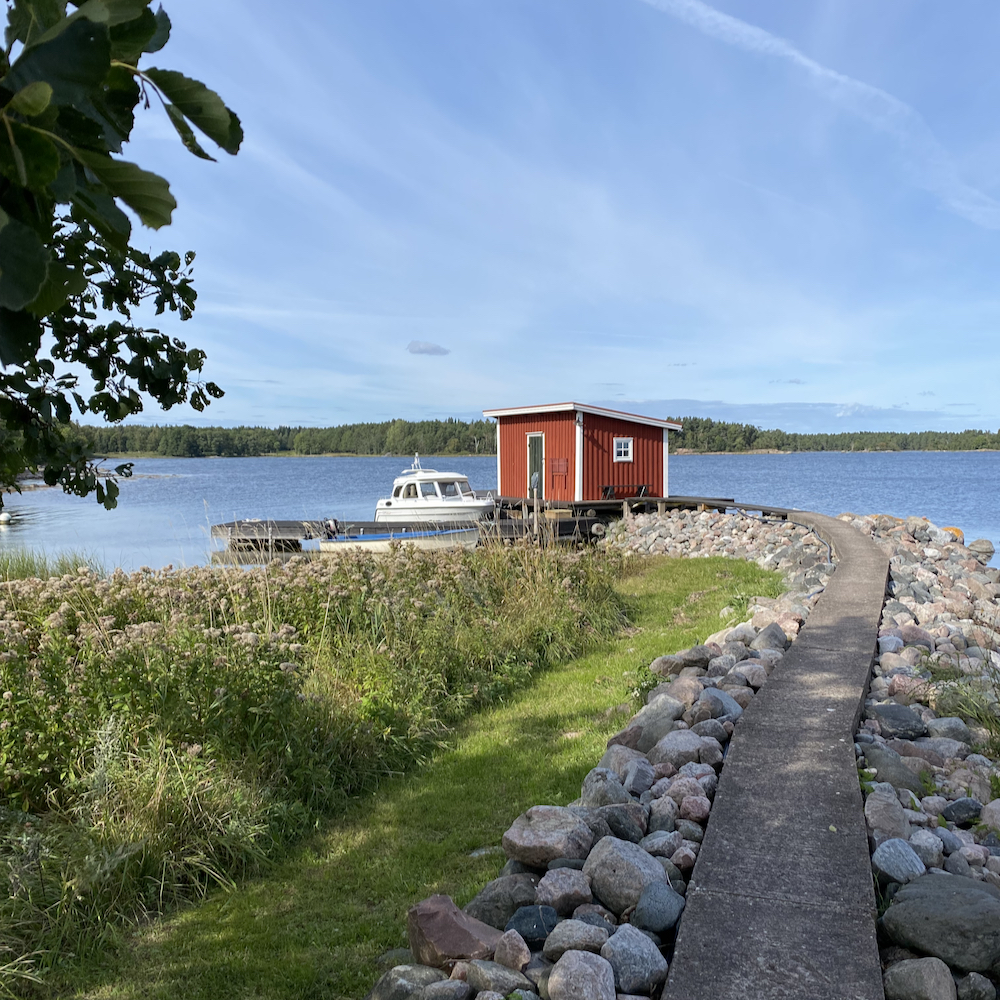 Rote Hütte am Ende der Straße in Schweden