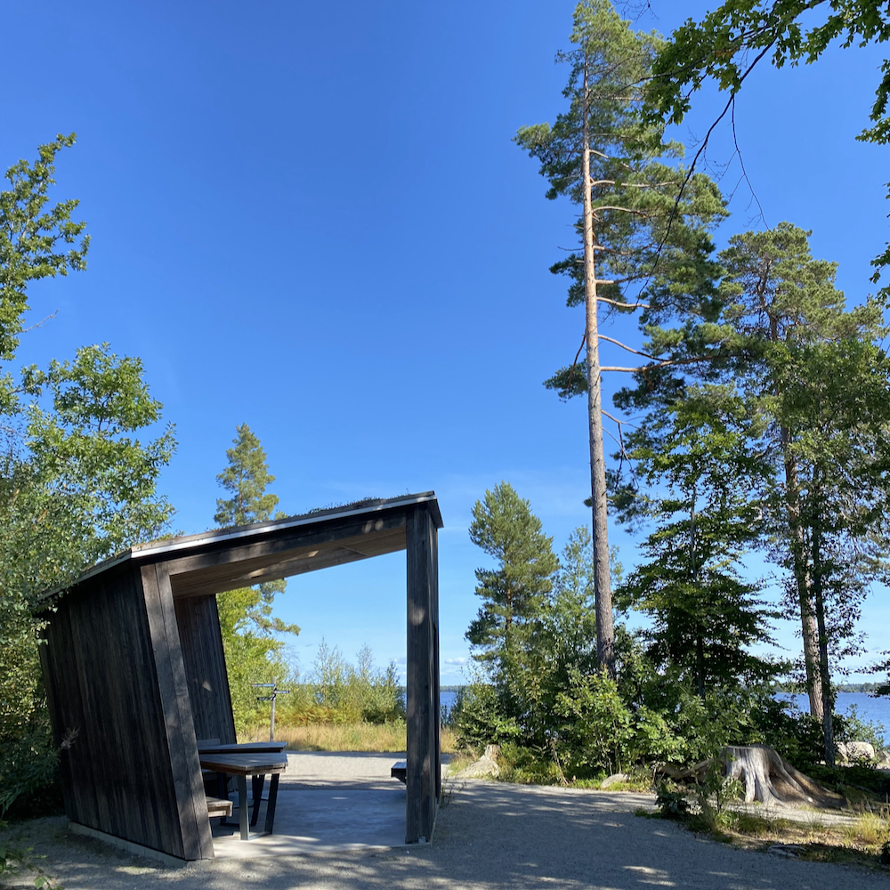 Spaziergang entlang der Uferpromenade von Asnens