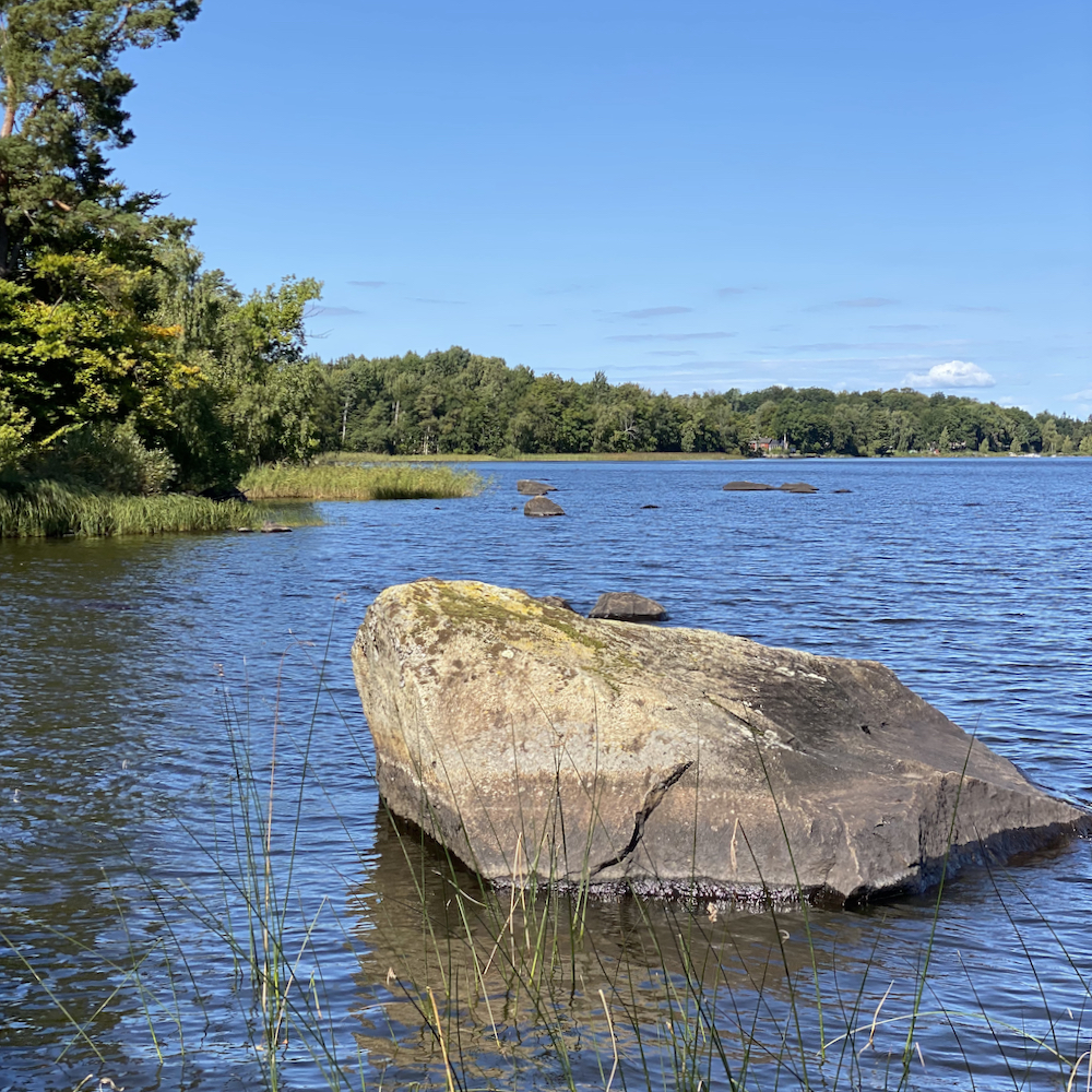 Genießen Sie die Uferpromenade in Asnens Smaland