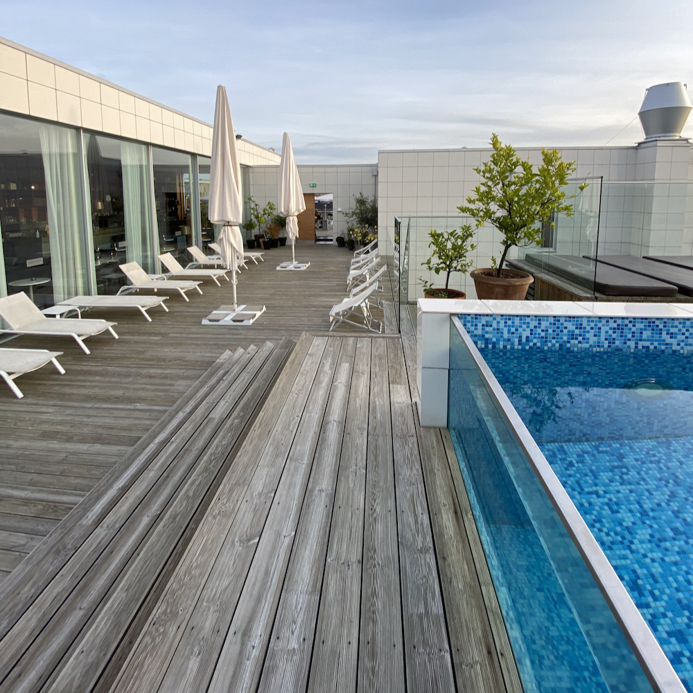 Freibad mit Liegestühlen und Sonnenschirmen in Smaland