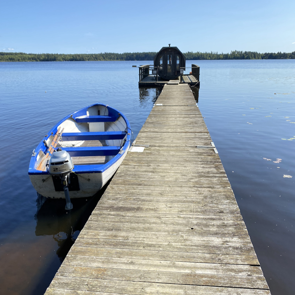 Auf dem Wasser schwimmende Sauna