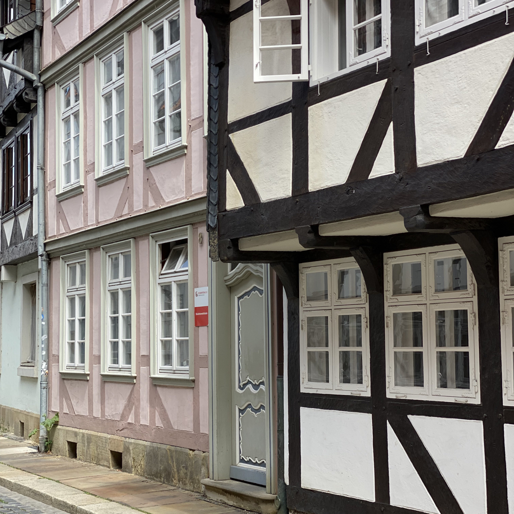 Rosa Fachwerkfassade