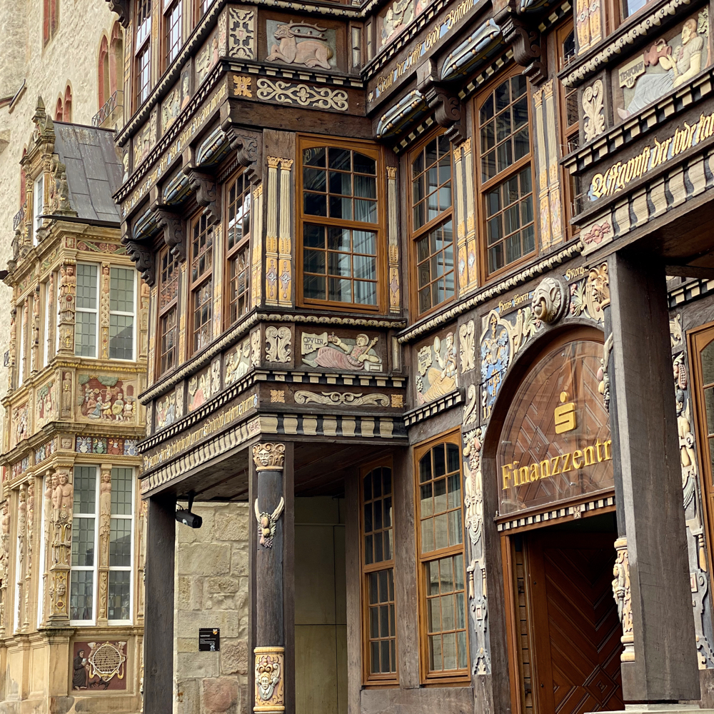 Historische Fassaden im Herzen der Stadt.