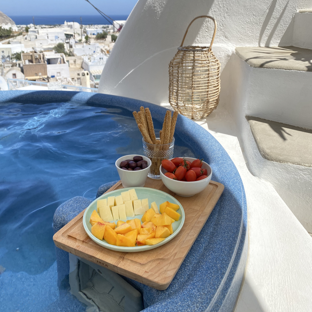 Whirlpool mit Obst- und Getränketafel