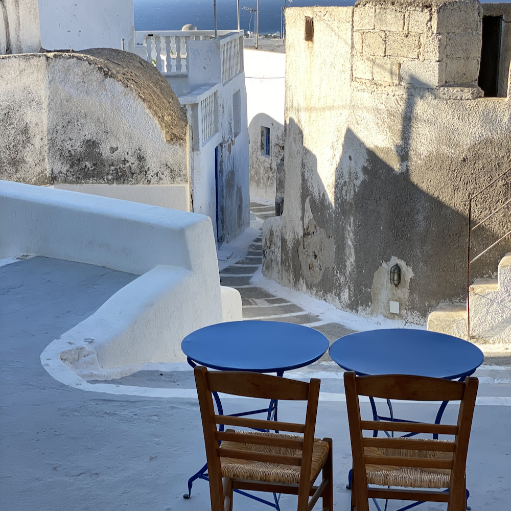 Terrasse in einem Dorf auf Santorin