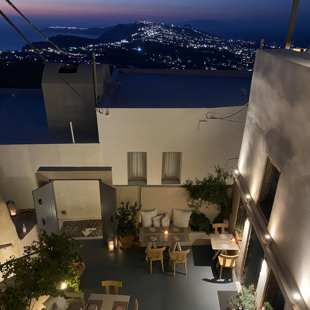 Restaurant mit Innenhof in den Bergen auf Santorin