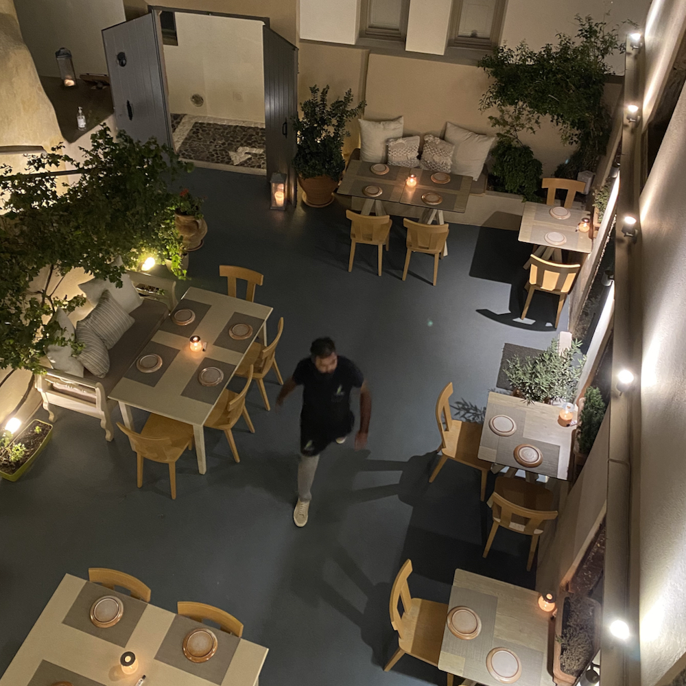 Restaurant in den Bergen auf Santorin