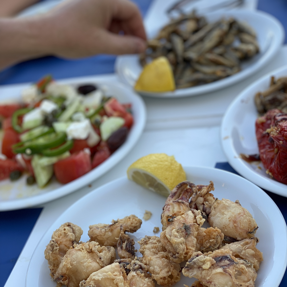 Griechische Köstlichkeiten auf dem Tisch