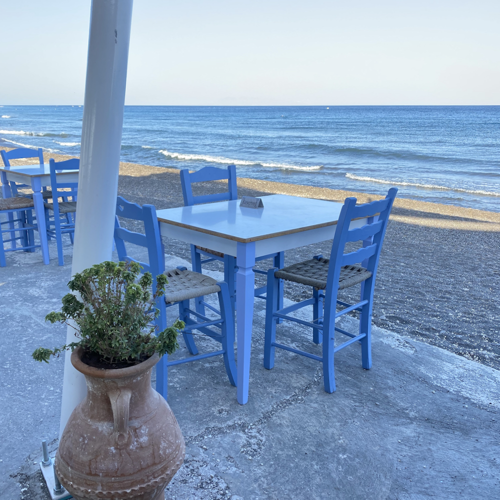 Griechisches Restaurant am Meer