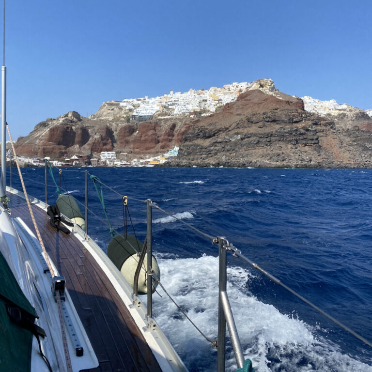 Blick auf Santorin vom Segelboot aus