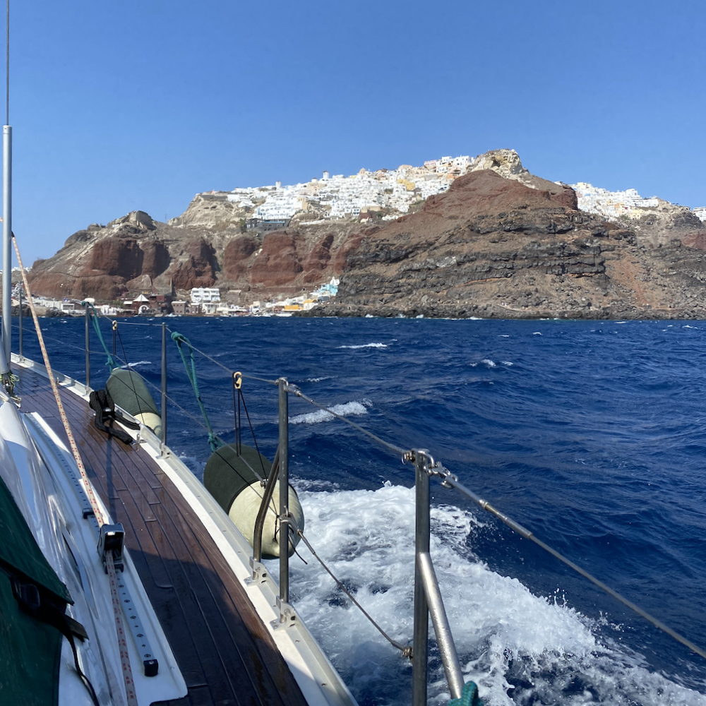 Blick auf Santorin vom Segelboot aus