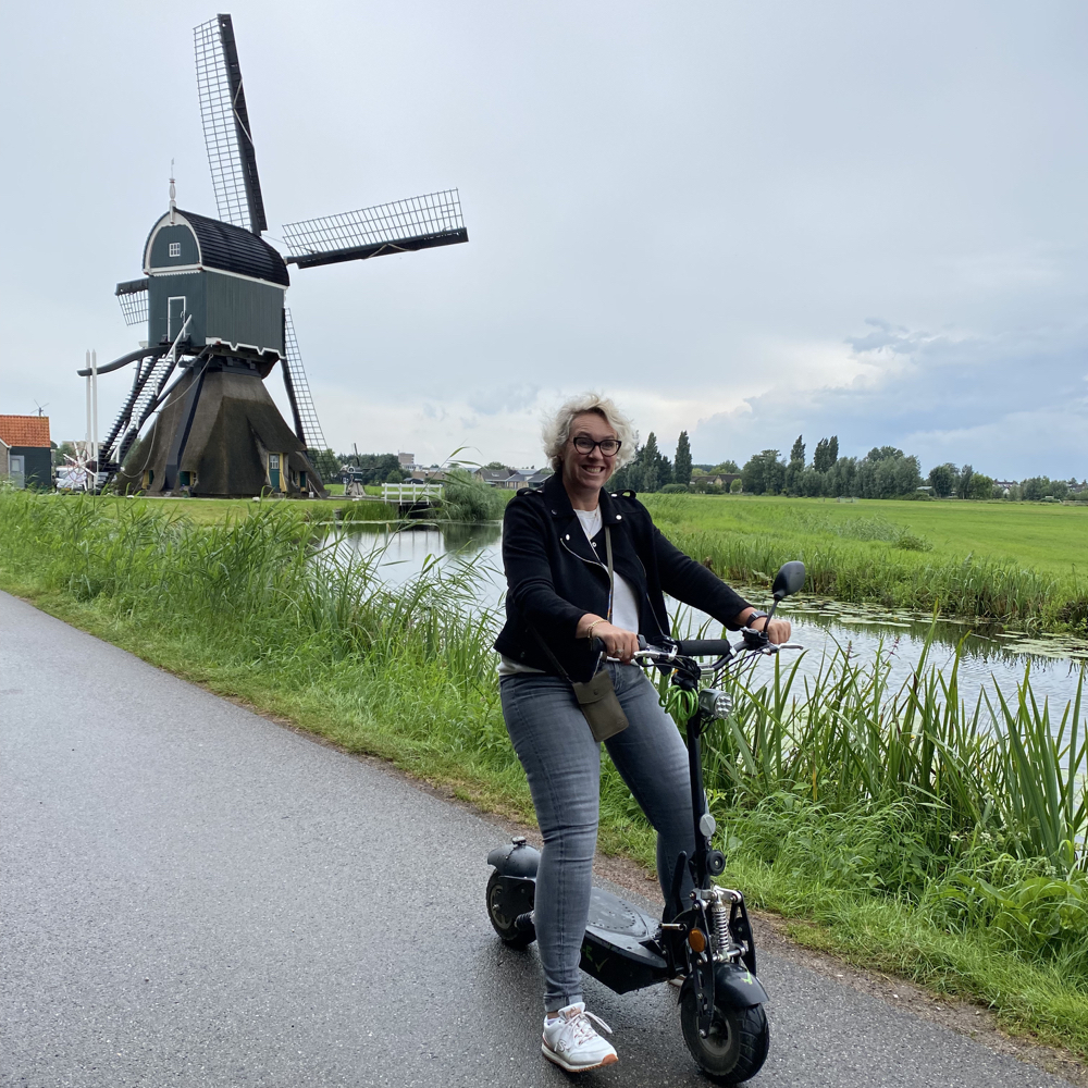 Marleen auf einem Motorroller im Grünen Herzen.