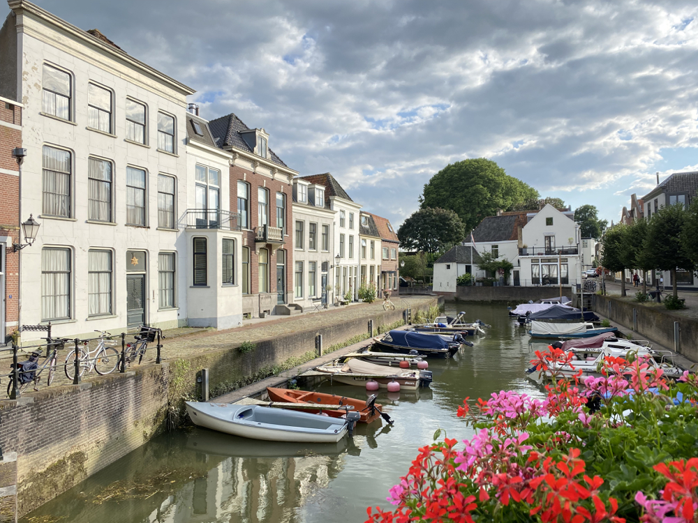 Boote im Hafen von Schoonhoven, mitten in der Stadt.