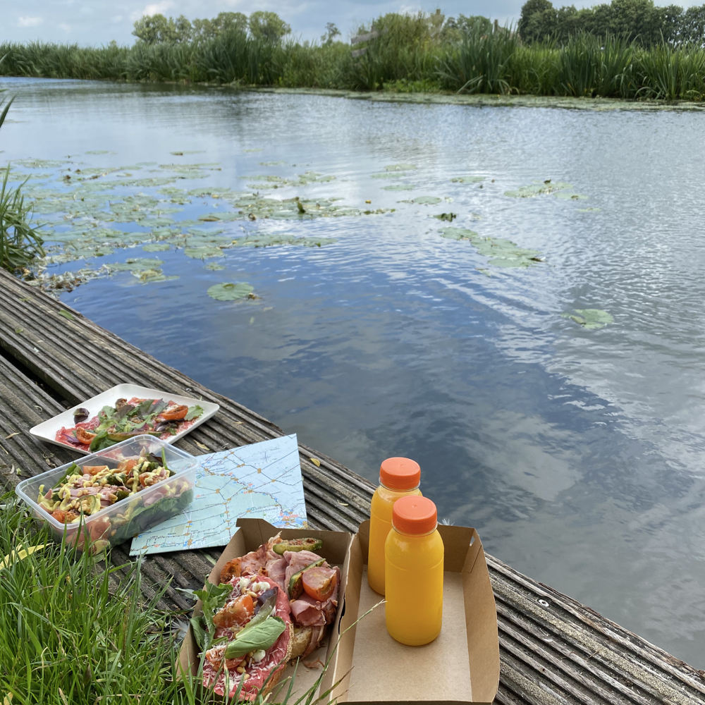 Mittagessen am Wasser