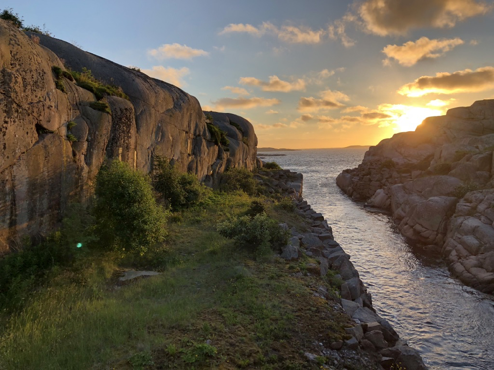 Sonnenuntergang vor der felsigen Küste