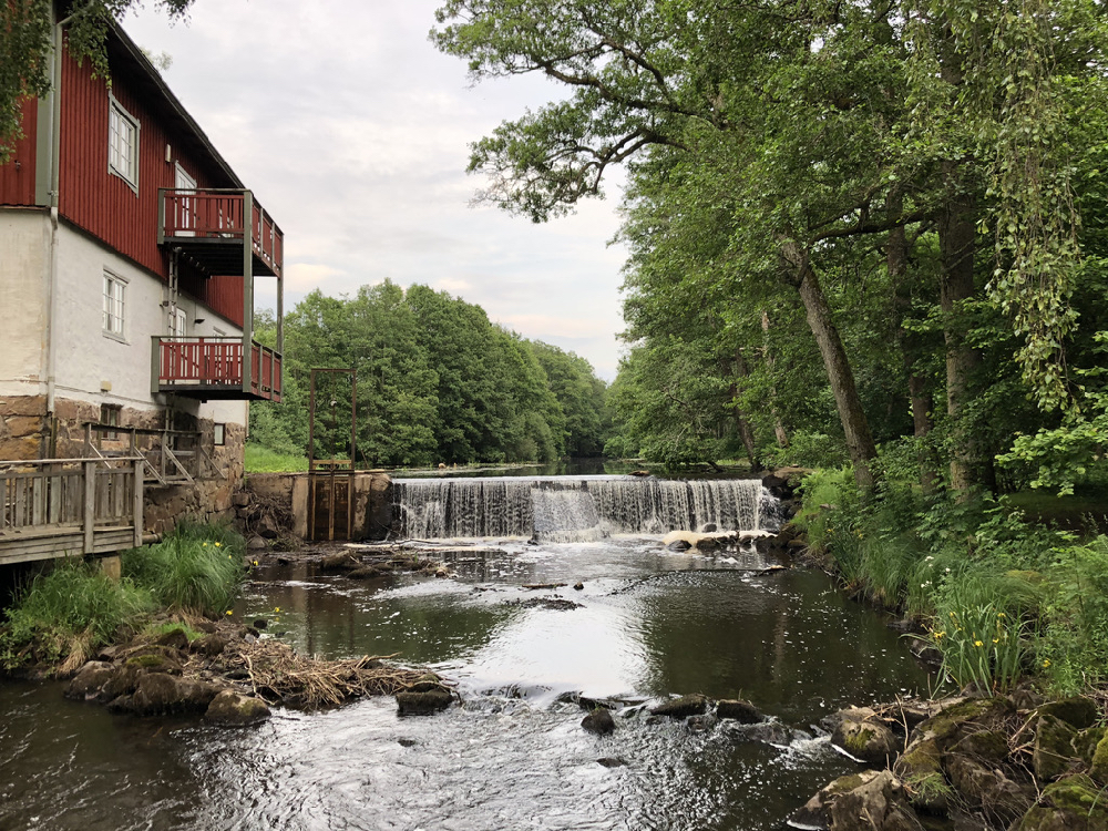 Wasserfall neben der Wassermühle