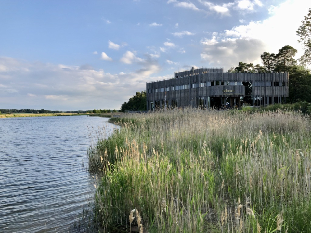 Modernes Holzhotel am Meer