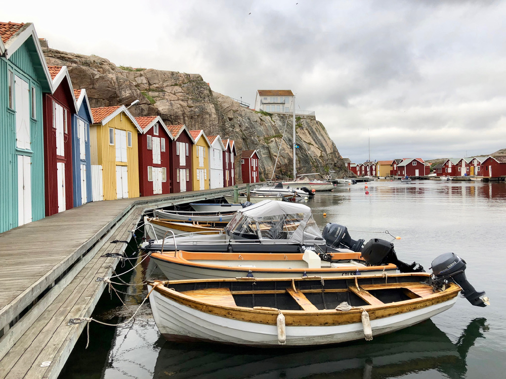 Boote im Hafen mit Holzhäusern entlang des Ufers