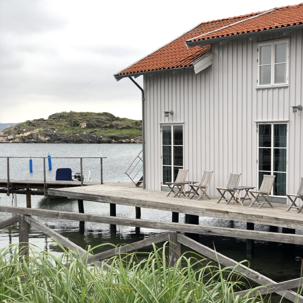 Badehotel mit Holzsteg