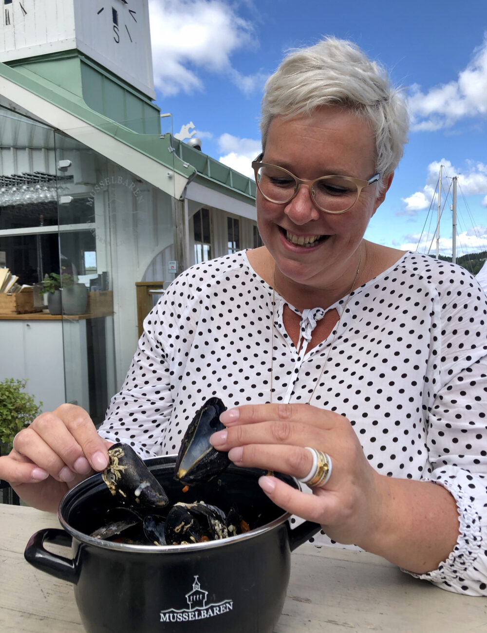 Pfanne mit Muscheln genießen