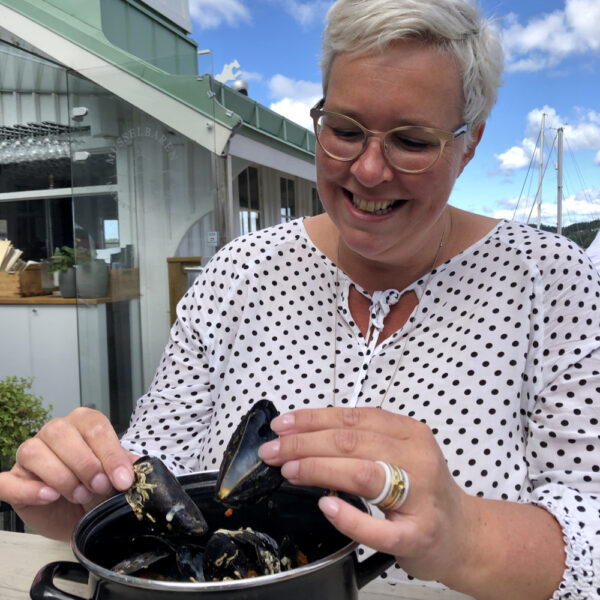 Pfanne mit Muscheln genießen