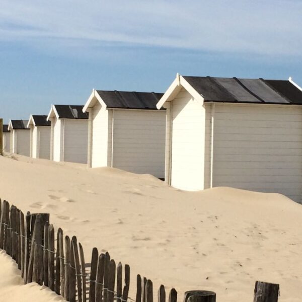 weiße Strandhäuschen am Strand