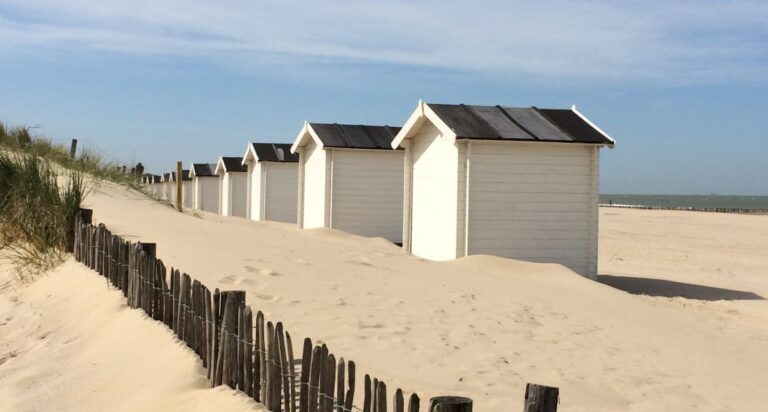 weiße Strandhäuschen am Strand