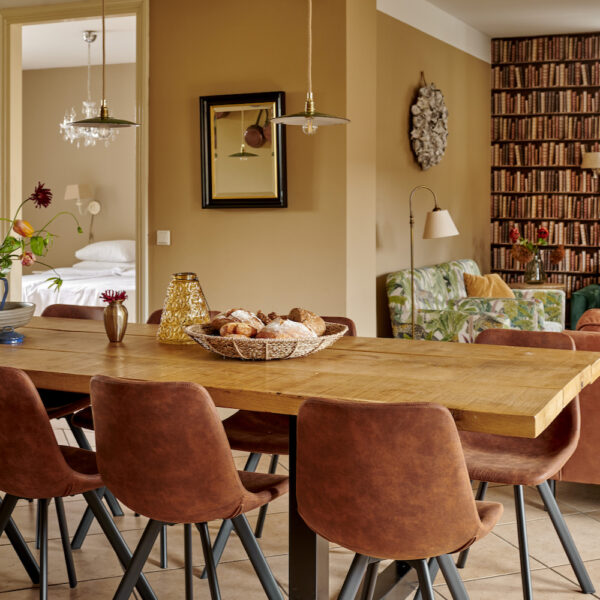 Essbereich mit Blick auf den Wohnbereich und das Schlafzimmer