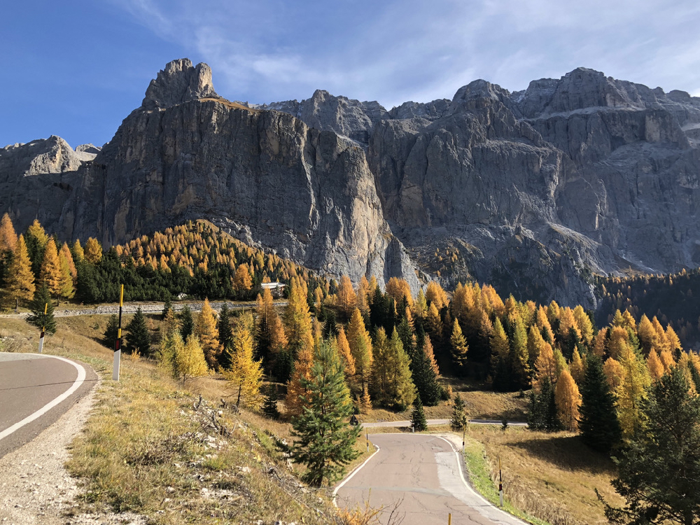 Bergpass in herbstlichen Farben