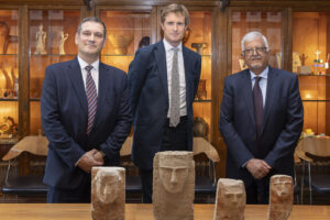Commander Clayman Metropolitan Police VA Director Dr Tristram Hunt Dr Yassin Saeed Noman Ahmed Embassy of the Republic of Yemen sm