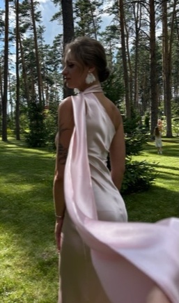 Платье собирает много восхитительных взглядов!