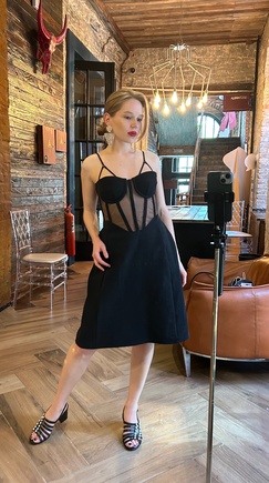 Собирает взгляды