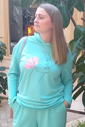 Добавила капюшон