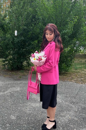 Спальный, модный пиджак полуприталенного силуэта