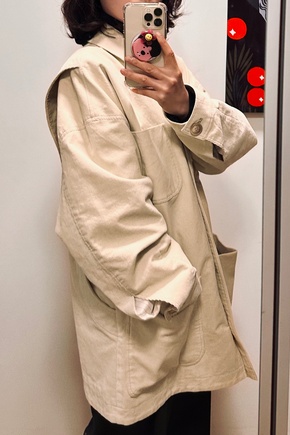 привлекательная свободная куртка