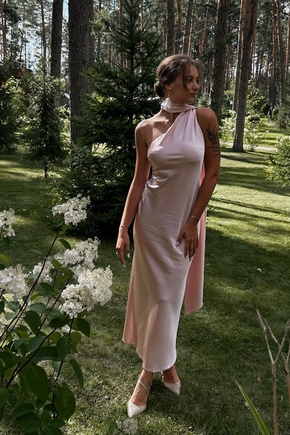 Платье собирает много восхитительных взглядов!