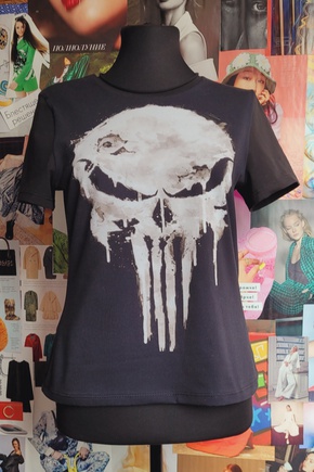 В меру облегающая, сидит отлично