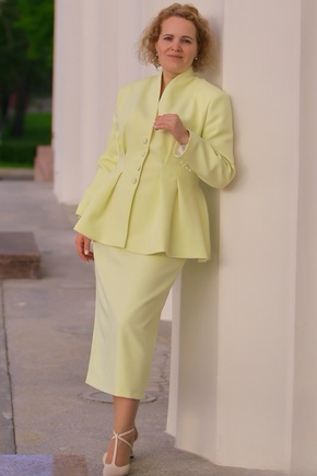 Красивый жакет в модном цвете