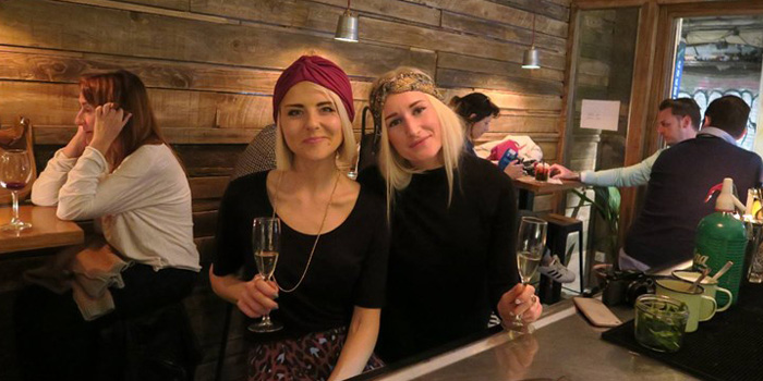 i-baren-med-tjejerna-fran-instagramkontot-whitearchive