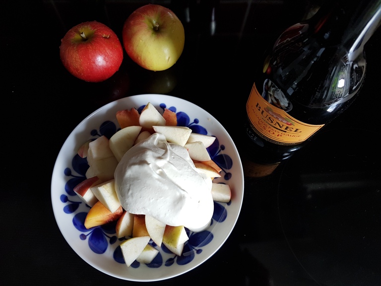 calvadosgradde-till-fruktsallad-och-ett-glas-calvados-vinbanken