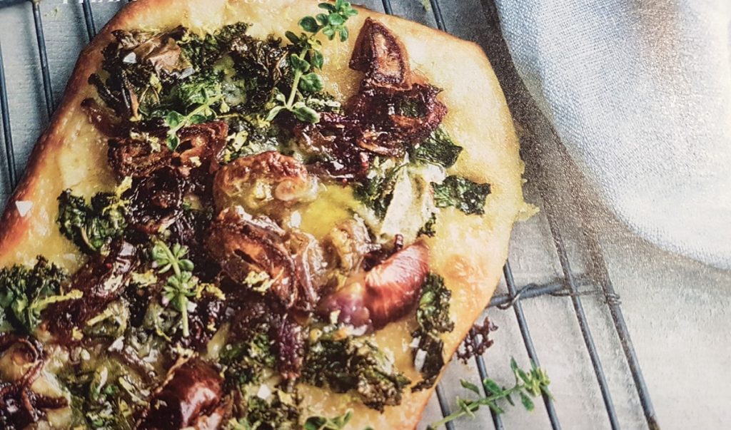 gloggmingel-juliga-minipizzor-med-gronkal-blamogelost-dadlar-vinbanken