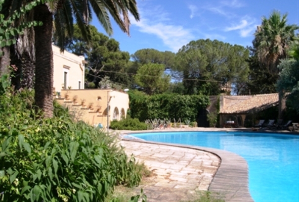il-castelleto-pool-tradgard-vinbanken