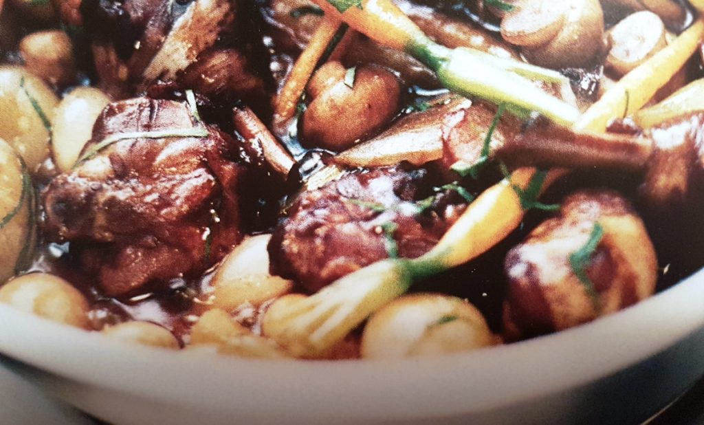 vin-till-kycklingragu-med-bacon-smalok-och-vin-vinbanken