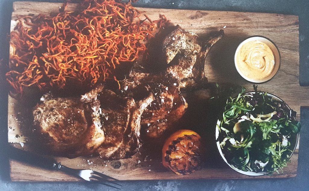 vin-till-flaskkotlett-med-sotpotatis-chiliaoili-vinbanken